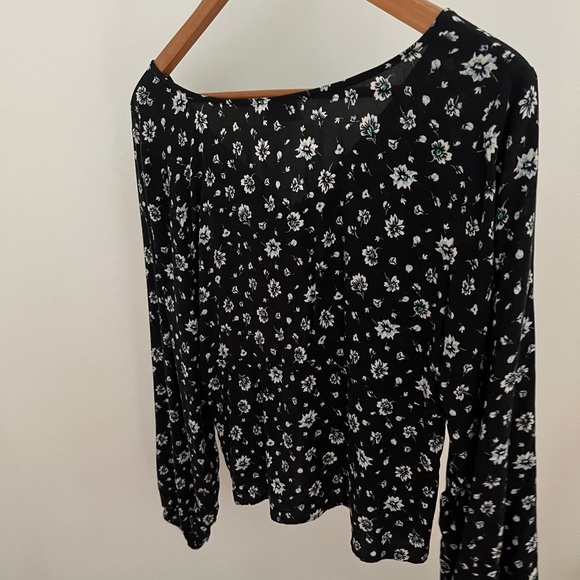 Abound Black Floral Top with Vneck and buttons, size Large - Picture 4 of 4
